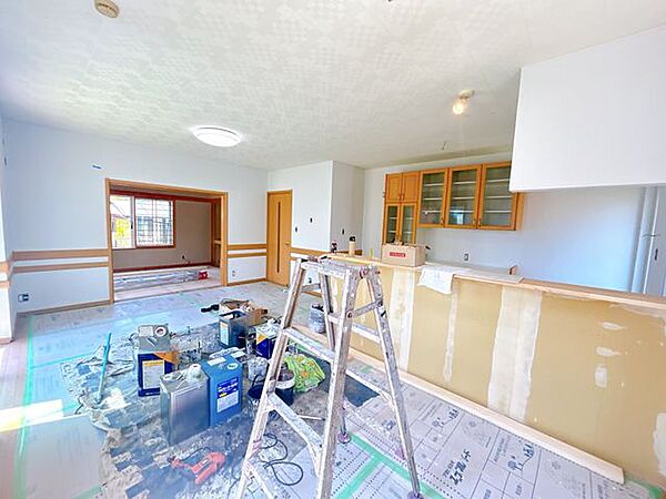 【リフォーム中】リビングです。壁は珪藻土のため、塗装を行います。照明交換、火災報知器の交換も行います。