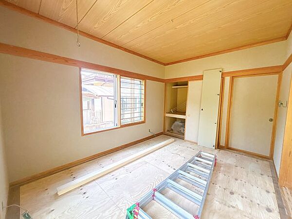 【リフォーム中】リビング横の和室です。畳表替え、壁のクロス貼替を行います。