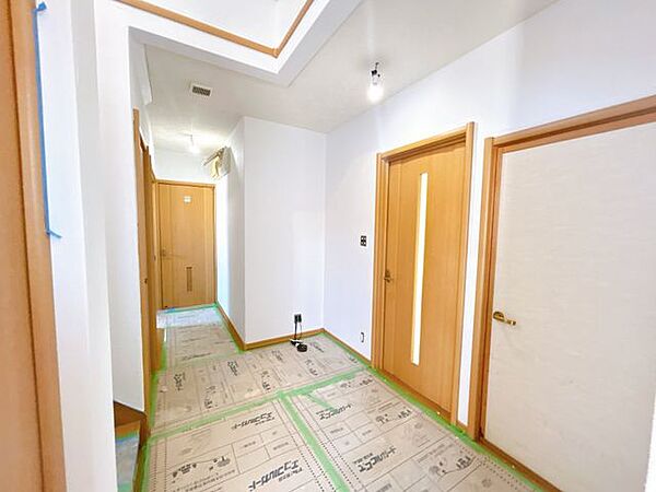 【リフォーム中】廊下です。壁は珪藻土のため、塗装を行います。