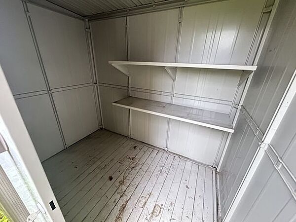 【リフォーム中】物置の中です。タイヤの収納もできますよ。