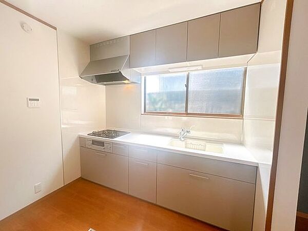 【リフォーム済】キッチンは新品に交換しました。幅約255cmと広々しています。