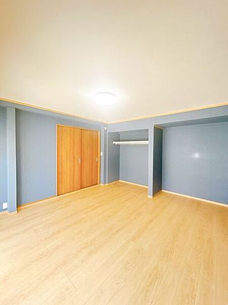 【リフォーム済】北側洋室です。床はフローリング貼り、天井壁はクロス貼替を行いました。