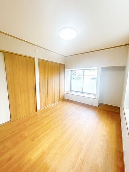 【リフォーム済】南側の洋室です。床はフローリング貼り、天井壁はクロス貼替を行いました。