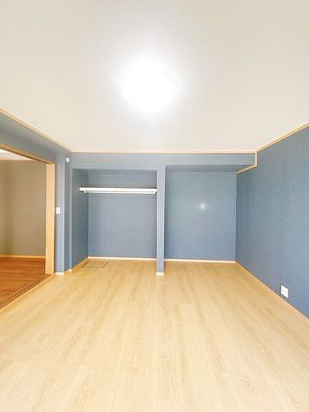 【リフォーム済】北側洋室です。クローゼット付きなのでお荷物が多い方も収納に困りませんね。