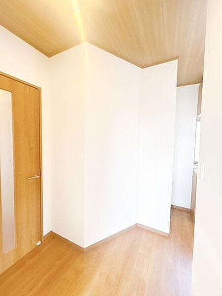 【リフォーム済】廊下です。床はフローリング貼り、天井壁はクロス貼替を行いました。