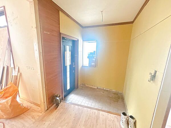【リフォーム中】玄関です。シューズボックスは新品交換、天井壁はクロス貼替を行います。