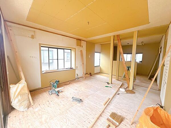 【リフォーム中】リビングです。床はフローリング貼り、天井壁はクロス貼替を行います。対面キッチンを新設予定です。