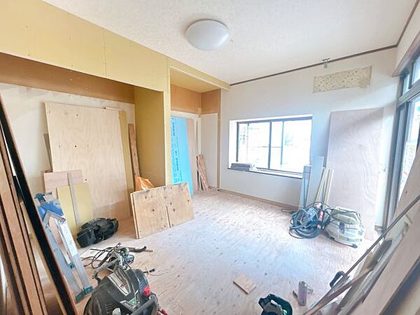 【リフォーム中】1階洋室です。床はフローリング貼り、天井壁はクロス貼替、クローゼット新設を行います。