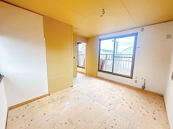 【リフォーム中】2階東側洋室です。床はフローリング貼り、天井壁はクロス貼替を行います。お子様のお部屋にいかがですか。