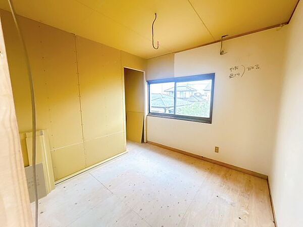 【リフォーム中】2階西側洋室です。床はフローリング貼り、天井壁はクロス貼替を行います。主寝室にいかがですか。