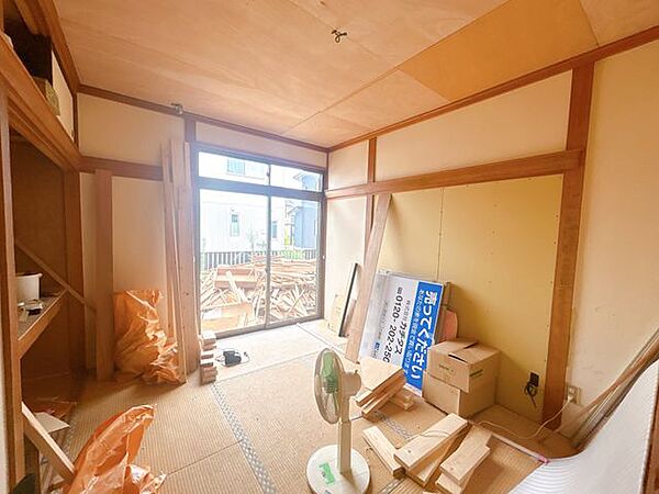 【リフォーム中】1階和室です。畳は表替え、天井壁はクロス貼替、襖障子貼替を行います。