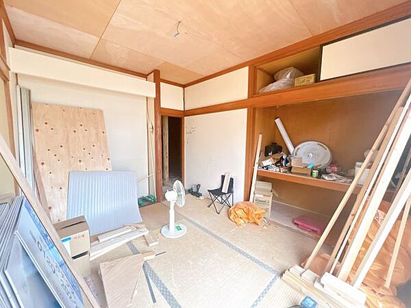 【リフォーム中】1階和室です。押入があるので収納するのに便利ですね。