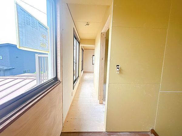 【リフォーム中】1階廊下です。床はフローリング貼り、天井壁はクロス貼替を行います。