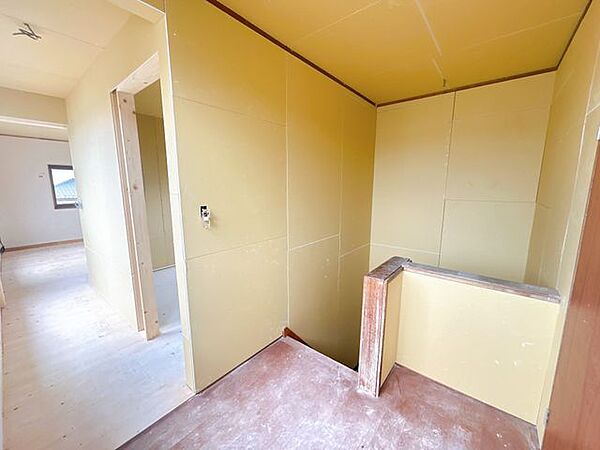 【リフォーム中】2階廊下です。床はフローリング貼り、天井壁はクロス貼替を行います。