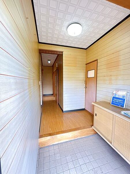 【リフォーム中】玄関ホールです。シューズボックスは新品交換、天井壁はクロス貼替を行います。