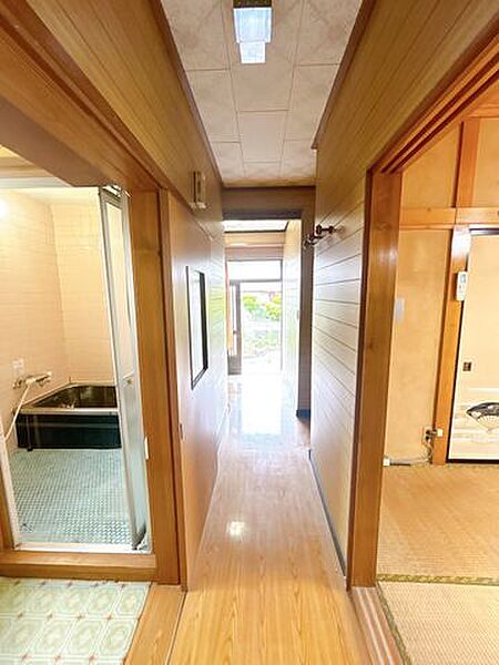【リフォーム中】廊下です。天井壁はクロス貼替、照明は新品交換を行います。