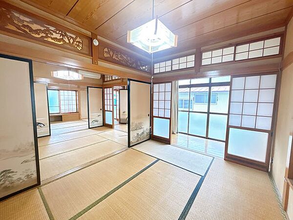 【リフォーム中】リビングです。横の洋室との間に扉を設置するので、洋室とリビングで1部屋としてもお使いいただけます。