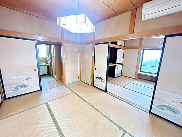 【リフォーム中】中央洋室です。床はフローリング、天井壁はクロス貼替を行います。