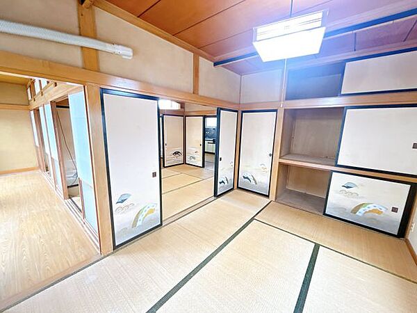 【リフォーム中】東側の洋室です。床はフローリング、天井壁はクロス貼替を行います。寝室にいかがですか。