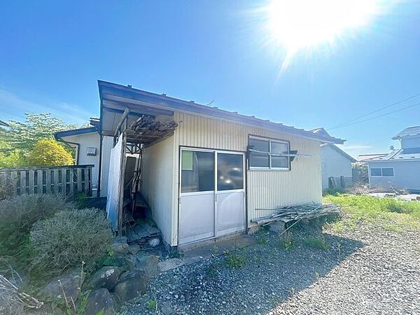 【リフォーム中】物置です。鍵交換を行います。タイヤを収納するのに便利な空間です。
