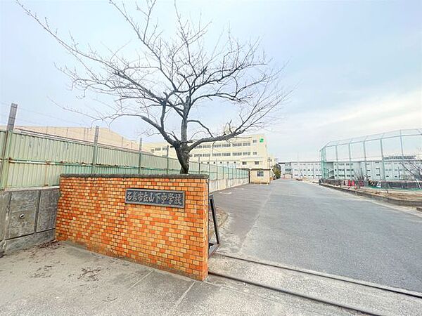 徒歩13分。【中学校】石巻市立山下中学校920m、徒歩12分の立地です。体力づくりをするにはちょうどいい距離ではないでしょうか。 1040m