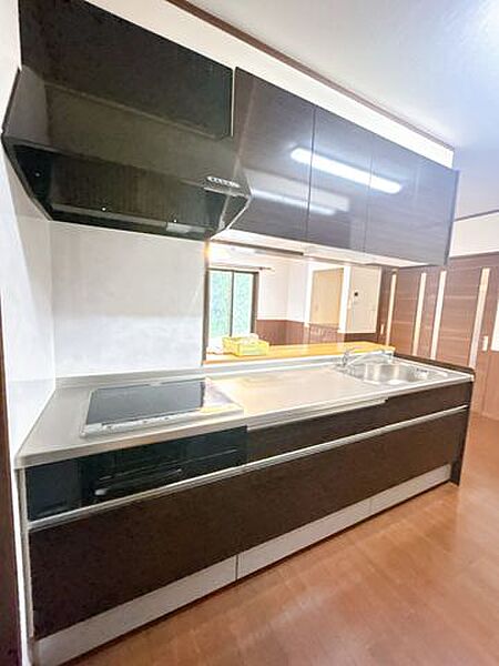 【現況販売】キッチンです。オール電化住宅なので、コンロはIH仕様になっております。