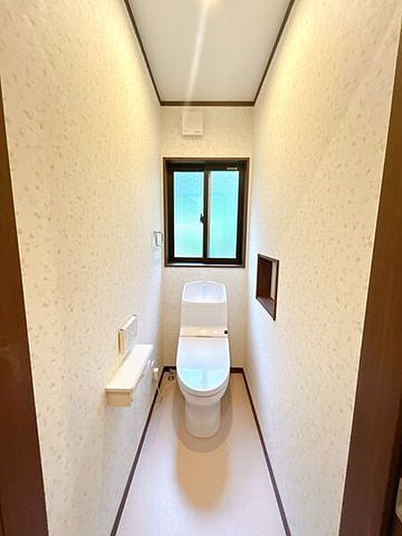 【現況販売】トイレです。壁にはニッチがついているのでトイレットペーパー収納に使えます。