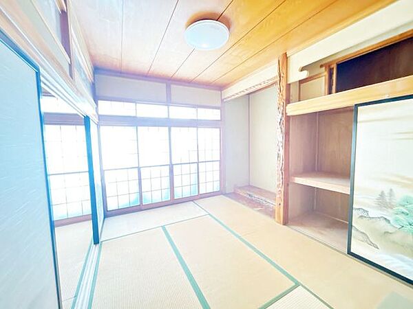 【リフォーム中】リビング別角度の写真です。クロスの貼替、フローリングの張替、建具の交換を行います。大きな窓があるので、明るく過ごしやすい空間になっています。