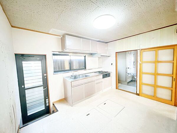 【リフォーム中】キッチンの写真です。廊下からの動線も良いので、お買い物の後の荷物も運びやすいです。