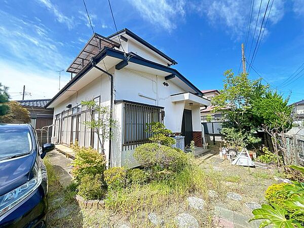 【リフォーム中】外観別角度の写真です。外壁と屋根の塗装、お庭の整備も行います。すっきりとした印象に生まれ変わりますよ。