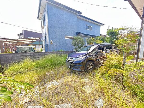 【リフォーム中】駐車場です。駐車は3台駐車できるよう拡張工事を行います。砕石仕上げにしますので雨の時にもお車が汚れにくいです。