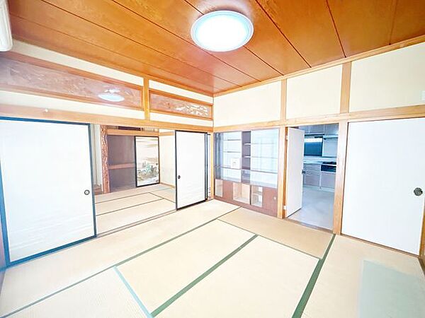 【リフォーム中】1階中央8畳和室は洋室に変更します。クロスの貼替、フローリングの張替、建具の交換を行います。きれいな洋室になります。