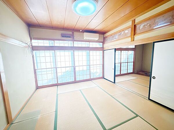 【リフォーム中】1階7帖洋室の別角度の写真です。クロスの貼替、フローリングの張替、建具の交換を行います。主寝室にもぴったりです。