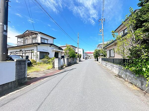 【前面道路】は幅員約6ｍの公道です。すれ違いが容易にできる道路幅はうれしいポイントですね。