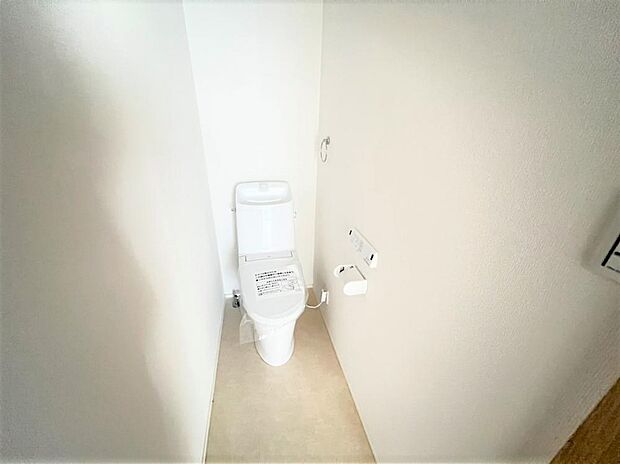 【同仕様写真】トイレはLIXIL製の温水洗浄機能付きに新品交換します。キズや汚れが付きにくい加工が施してあるのでお手入れが簡単です。直接肌に触れるトイレは新品が嬉しいですよね。？