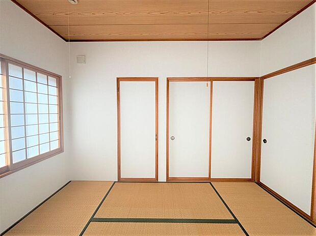 【リフォーム済】1階和室を撮影しました。襖障子は貼替、壁はクロス貼替を行いました。