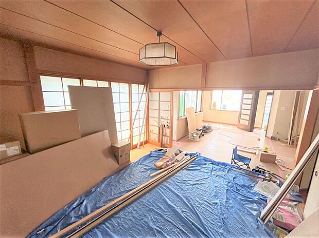 【リフォーム中】リビング横の和室を撮影しました。畳は表替え・襖障子貼替を行います。