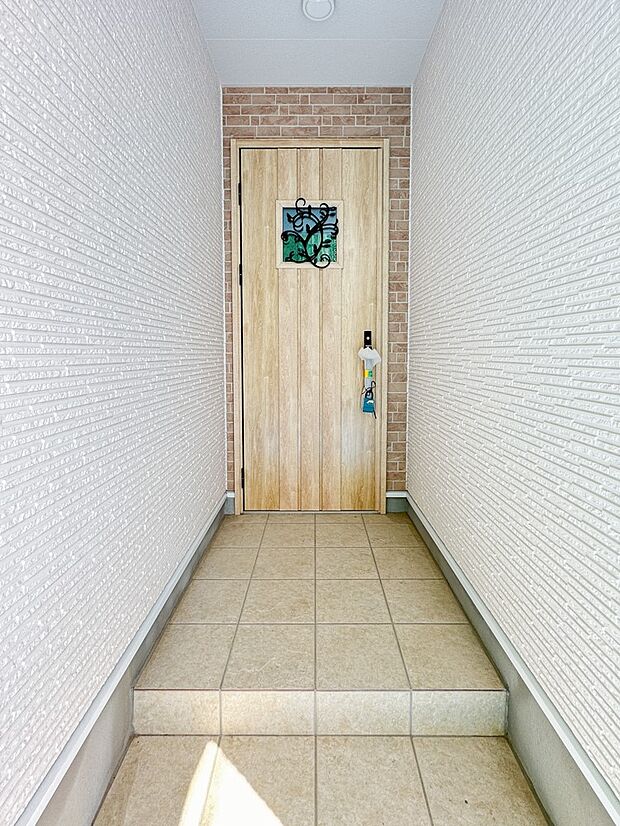 【玄関】ナチュラルな木目調×アイアンがオシャレな印象の玄関です。