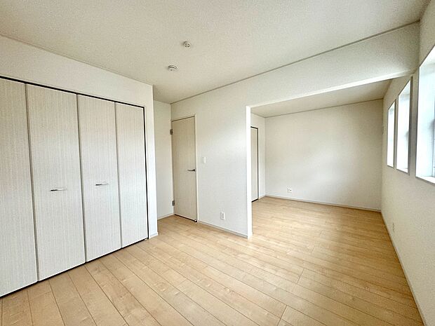 2号棟【寝室5.33＋4.5帖】通風・採光に優れ、心地よい光と風が溢れています。 贅沢で豊かな居住性と、プライドを満たすクオリティが見事に調和した住空間。新築ならではの快適なひとときをご体感…