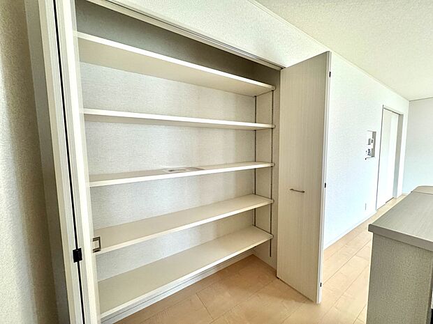 2号棟【パントリー（食料庫）】  常温保存できるパン、お米、調味料、缶詰など、日常的に使うものや未開封の食品の収納にぴったり。棚にものを並べて収納すれば、何が足りないのかひと目で確認できます…