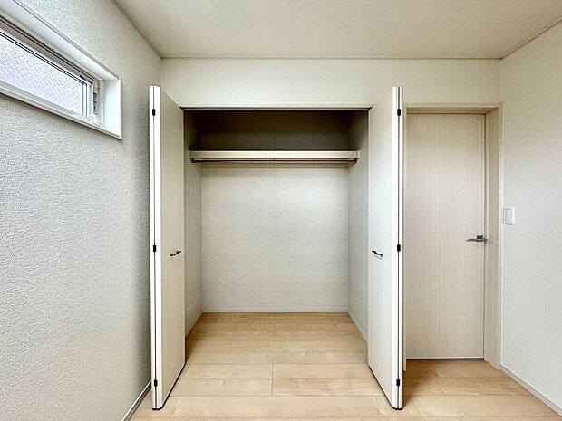 2号棟【WIC（ウォークインクローゼット）】  たくさんの洋服をかけてもシワになりにくいウォークインクローゼット。洋服以外にも、普段使わない家電やスーツケース、ストック品など何でも片付く嬉し…