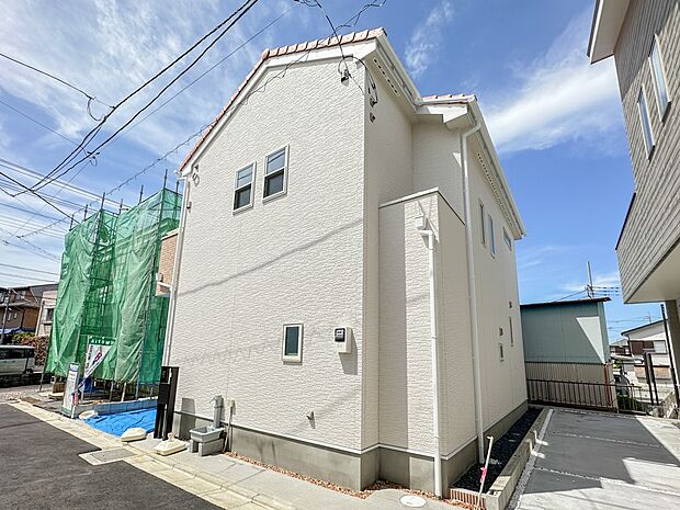 【外観】ここから始まる「日常」はご家族にとってかけがえのない時間となります。少しでも豊かに、快適に。そんな想いから本邸宅は生まれました。　