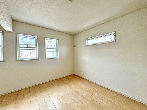 2号棟【洋室7.25帖】独立性を高めたお部屋。たっぷりの収納も配備しており、片付いた空間を実現出来そう。陽光も降り注ぐ明るく開放的な空間が魅力的。