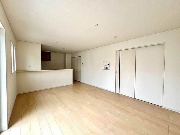 2号棟【LDK15.87帖】シンプルなデザインの家は風情がある。住む人のこだわりを感じる。外観も内装もいたってシンプル。居心地がよく、家事や趣味、子育てなどにも集中できる。家も人間も熟成する…