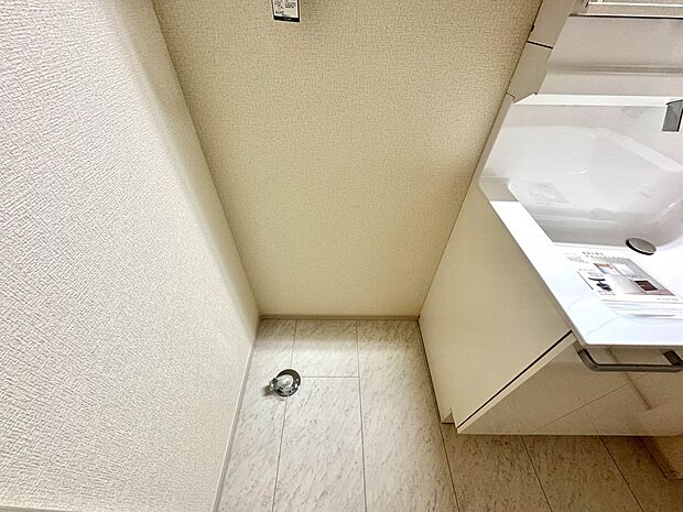 2号棟【ランドリースペース】毎日使う洗濯機。しっかりと奥行きのある置き場が確保されています。