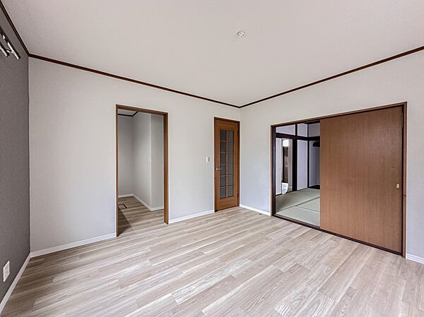 シンプルなデザインの家は風情がある。住む人のこだわりを感じる。外観も内装もいたってシンプル。居心地がよく、家事や趣味、子育てなどにも集中できる。家も人間も熟成するほどシンプルになっていくよう…