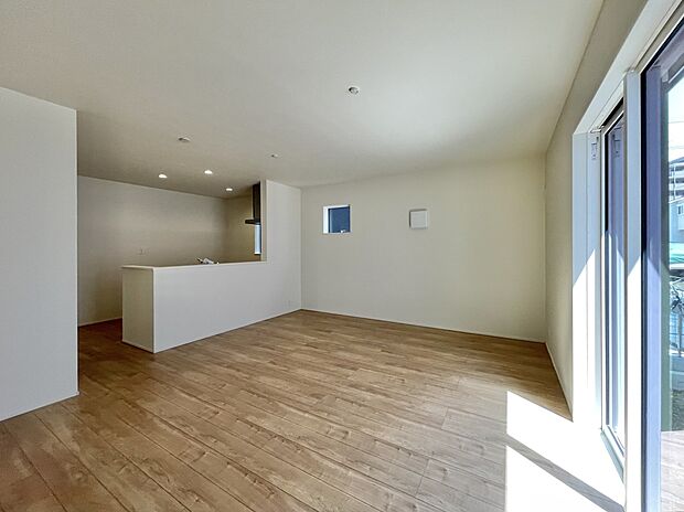 うららかな陽射しがどのお部屋にも降り注ぎますように、快適さを追求した間取設計。得難い立地環境での生活を恵みの豊かな永住の地へと変えてくれます。