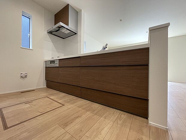 ナチュラルな自然光の中での調理。お洒落な食器類を余裕で収納できるスペース。動きやすい女性目線のキッチン動線。これからはお料理をつくる時間が劇的に変わります。