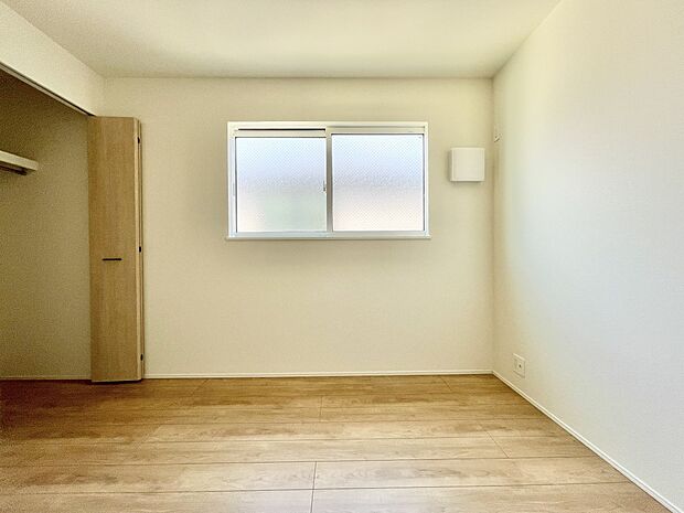 シンプルな内装はおしゃれのポイントです。シンプルは華美より飽きがこないからです。色や模様でおしゃれ感をだす。それがシンプルイズビューティーです。