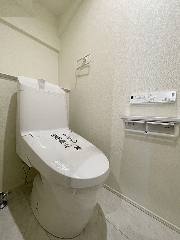 トイレ・ウォシュレット付。快適で衛生的な洗浄機能付温水シャワートイレです。